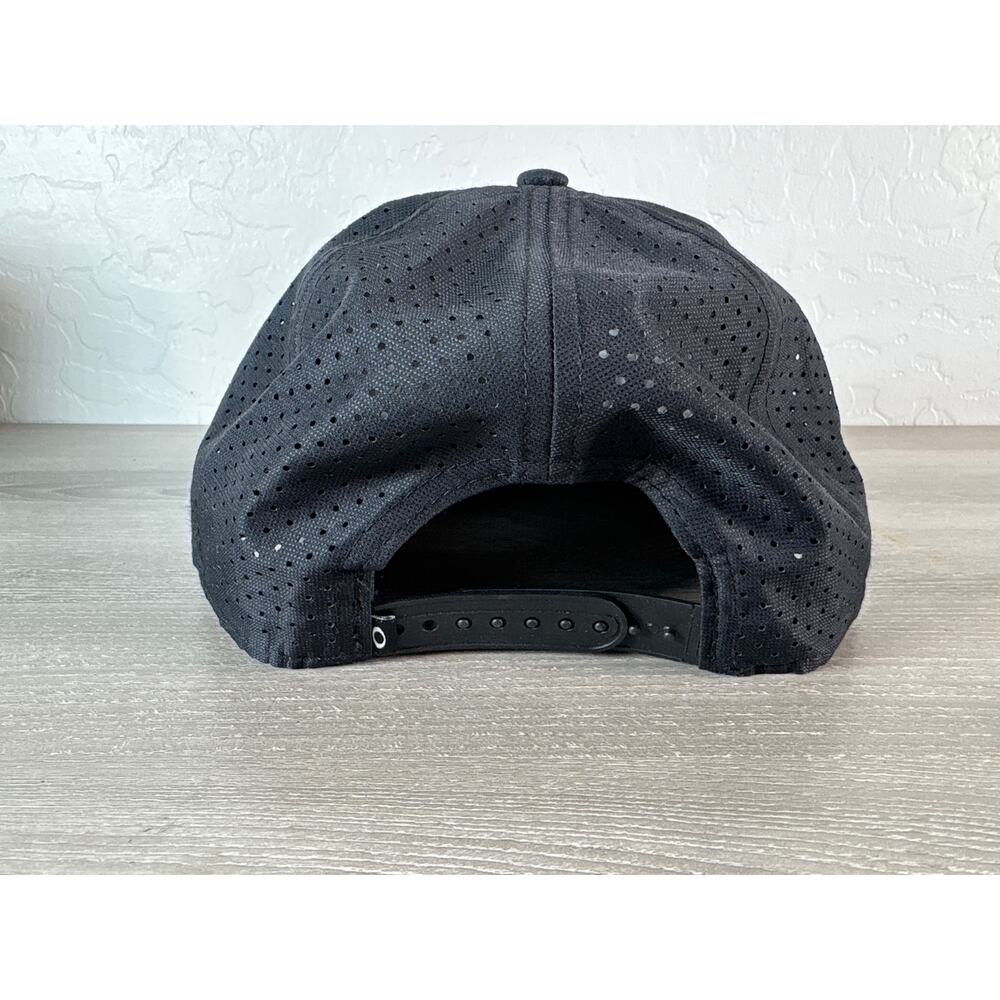 Oakley Black Large Logo White Lettering Men's Snapback Hat- Cap- EUC - Picture 3 of 5
